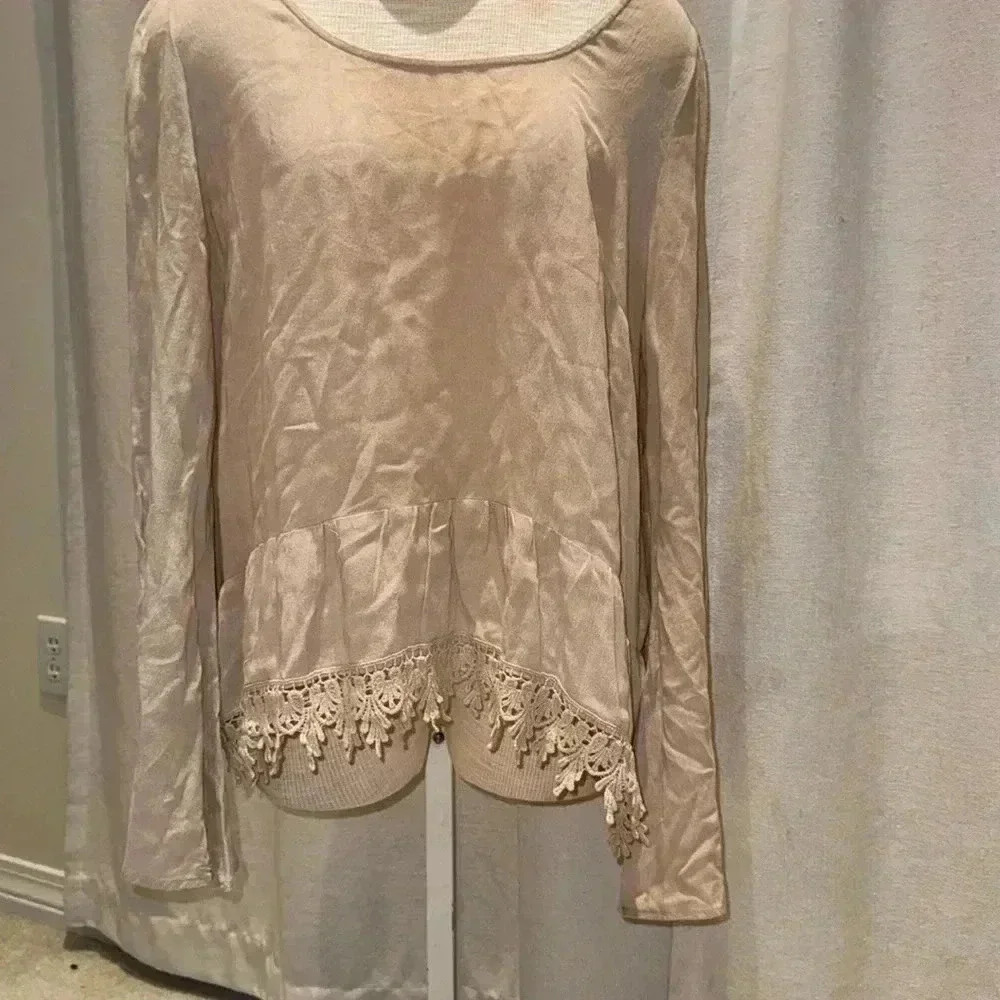 Blouse in neutral color with detail at bottom